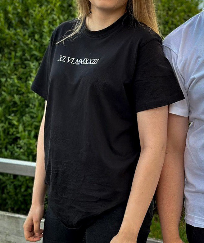 Partnerlook Datum auf Römisch UNISEX T-SHIRT´s